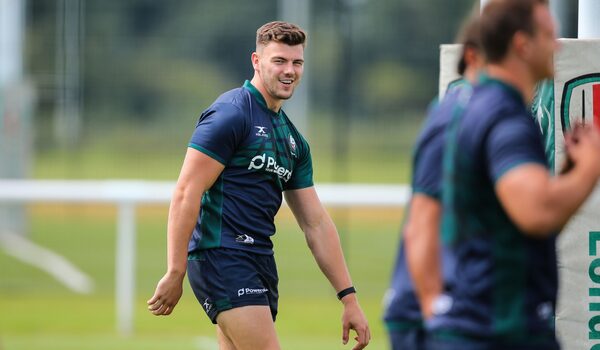 BREAKING: Johnny Williams signs on the dotted line