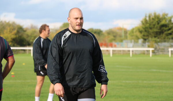 Hoskins puts pen to new deal