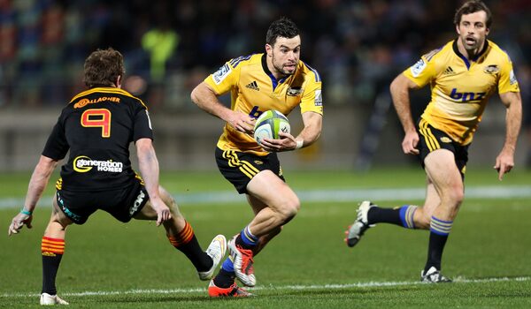 Hurricanes Fly Half Signs for London Irish